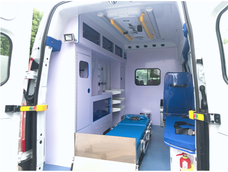 福特V362汽油中軸中頂監(jiān)護型救護車內(nèi)飾圖片 (2).jpg